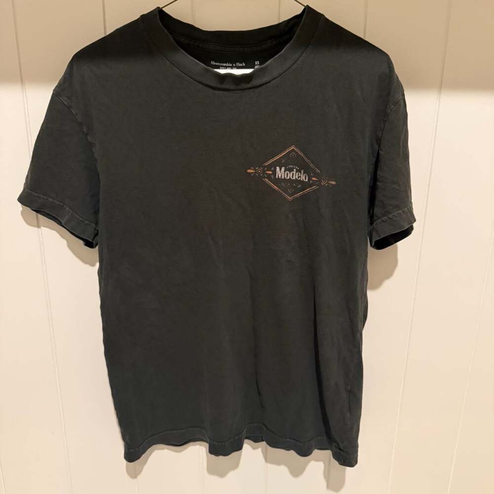 Abercrombie & Fitch Cerveza Modelo Grounded in Tradition Graphic T-Shirt